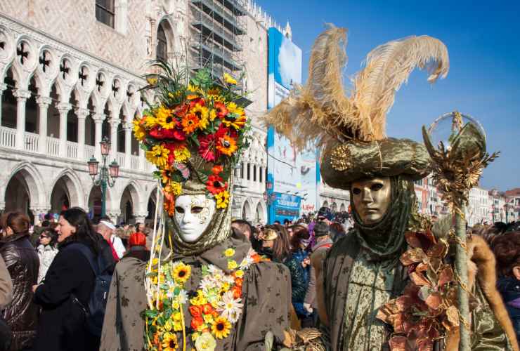 maschere nelle strade di venezia