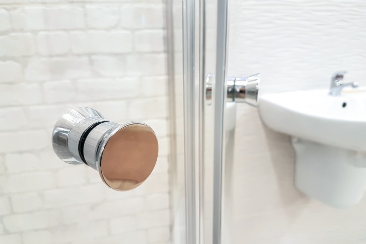 maniglia doccia e sullo sfondo lavandino bagno
